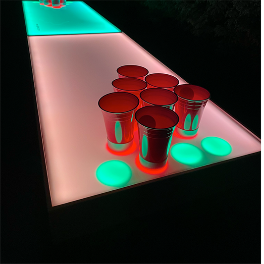 Zwei Beer pong Bälle getroffen in einem Becher