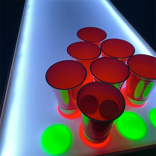 Zwei Beer pong Bälle in einem Becher