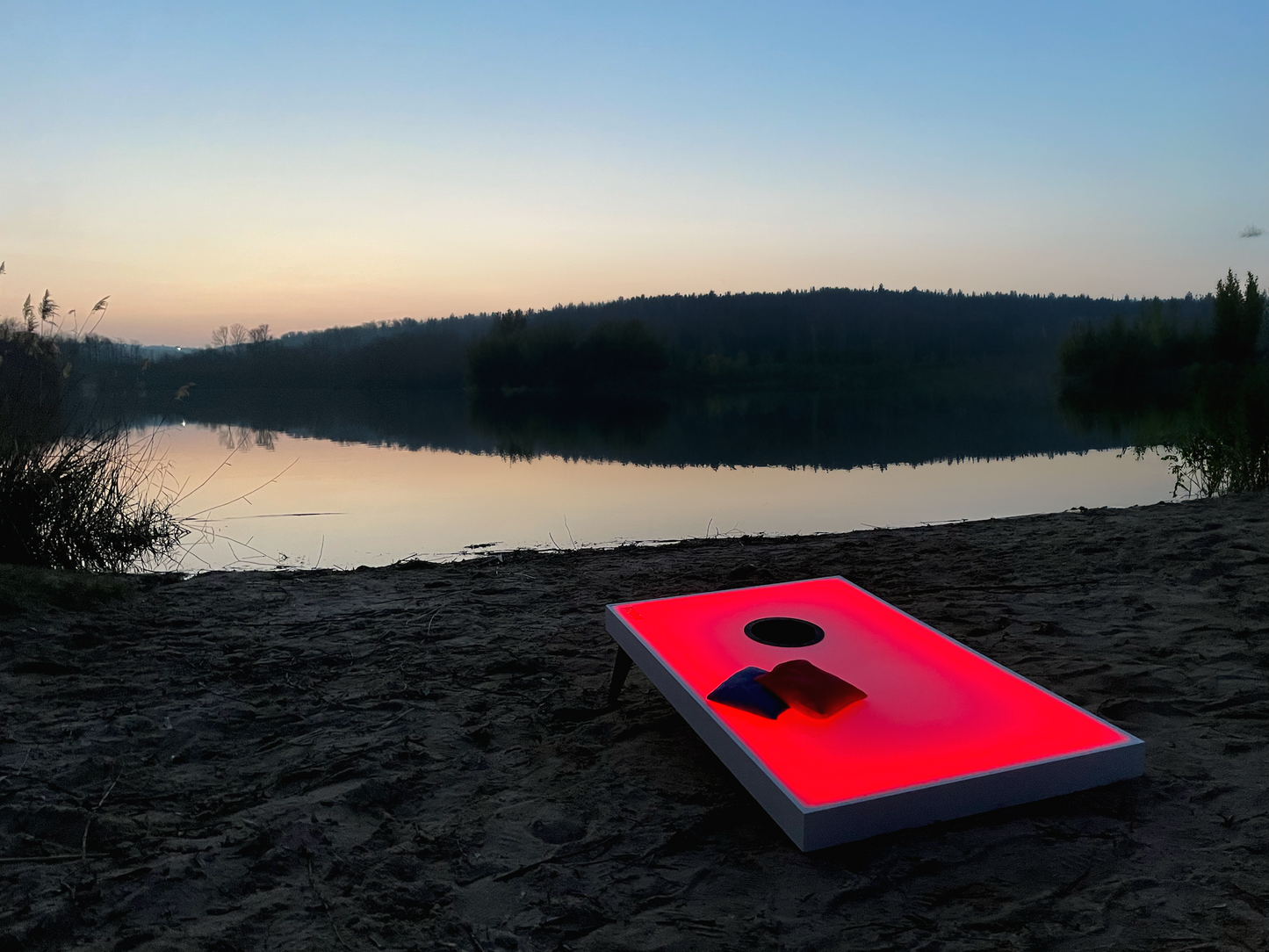 LED Cornholefeld in der Dämmerung am See