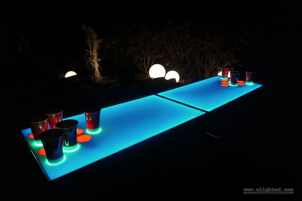 Pro Beer Pong Tisch bei Nacht mit türkisnen Platten 