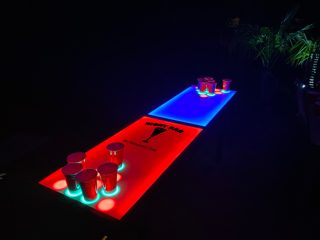 LED Beer Pong Tisch Pro mit Werbung für eine Bar auf den Platten