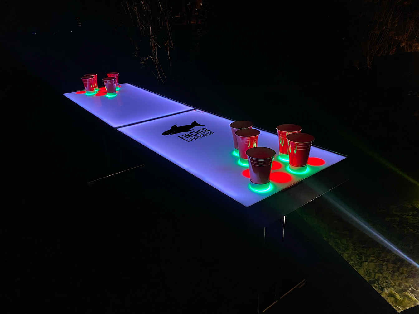LED Beer Pong Tisch Pro mit Werbung eines Partyverleihs auf den Platten