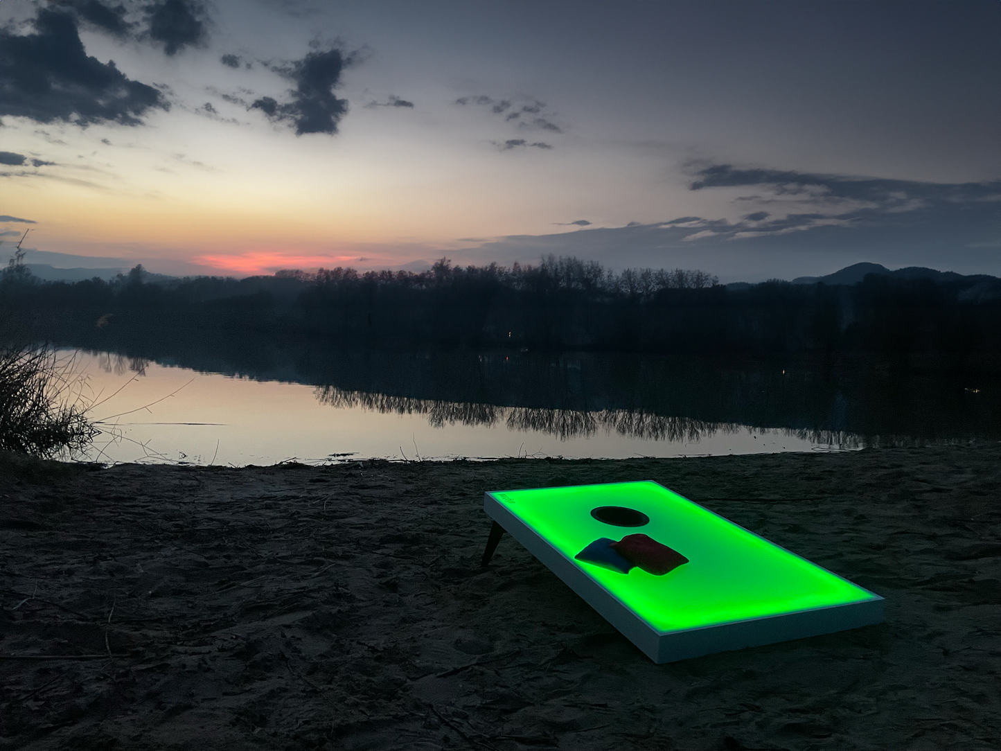 LED Cornholefeld am See am Abend