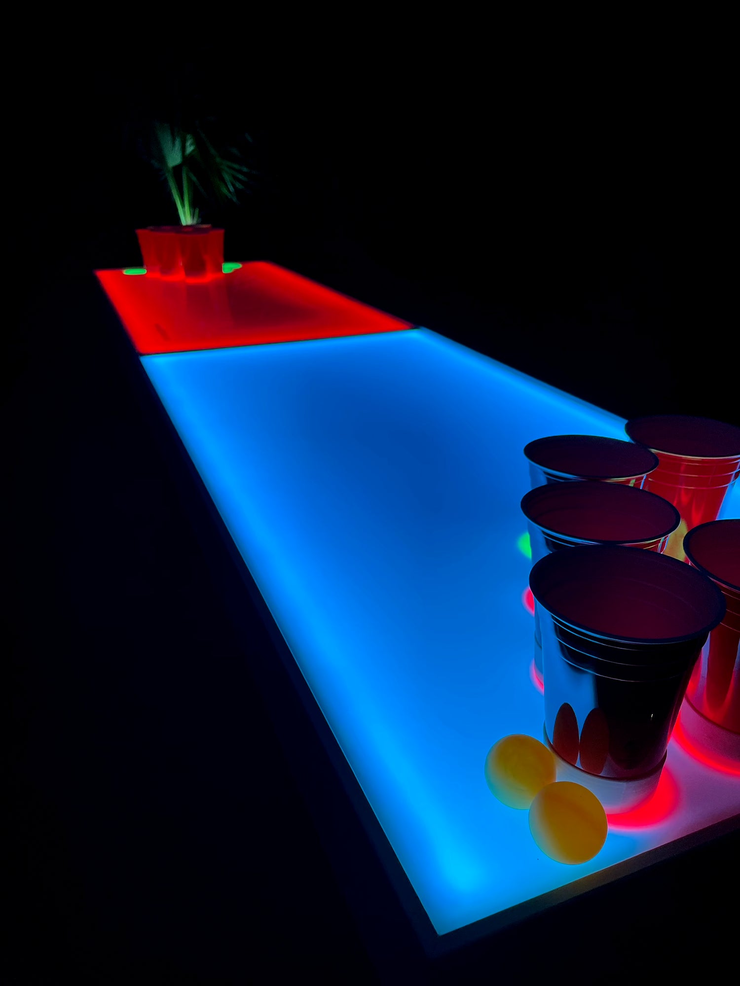 LED Beer pong Tisch Pro mit zwei Bällen zum werfen bereit