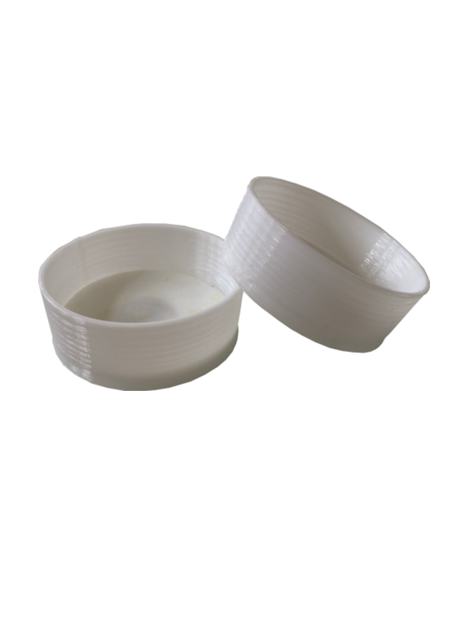 Becheraufsätze in weißem Hintergrund